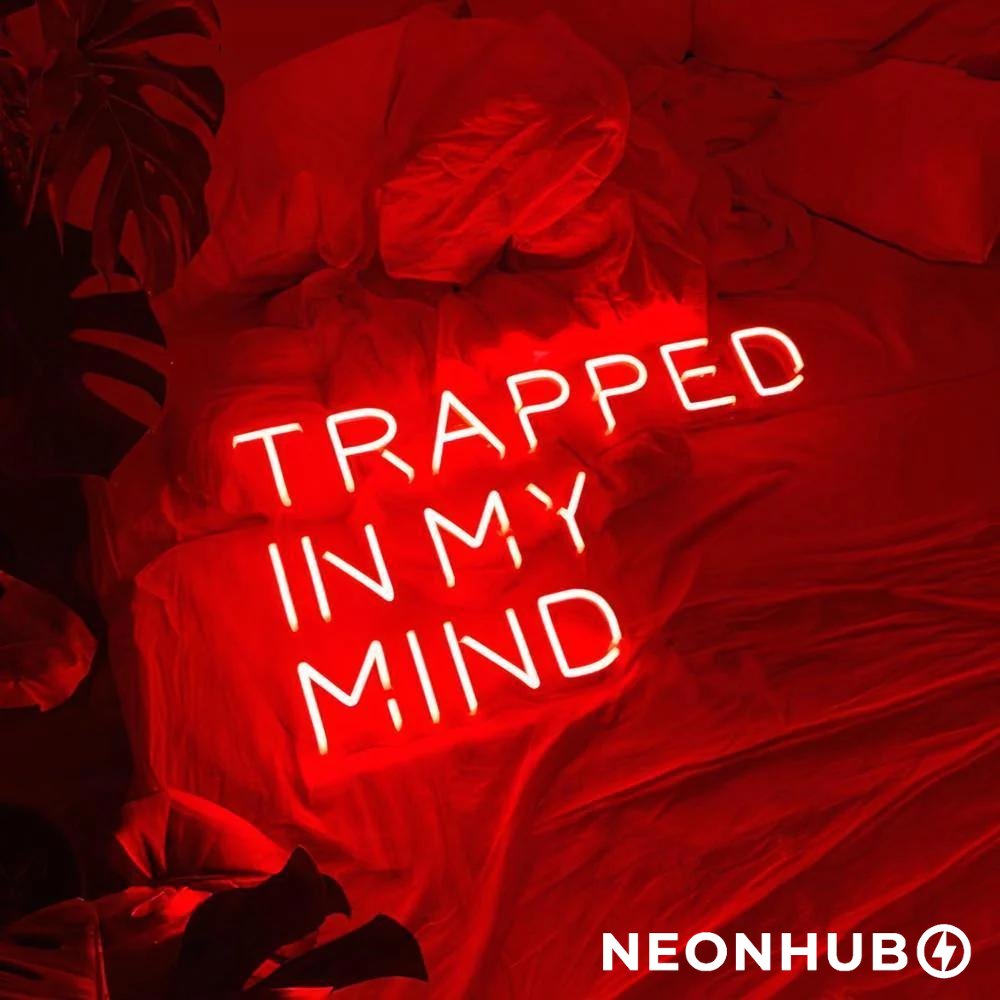 لافتة نيون "TRAPPED IN MY MIND".
